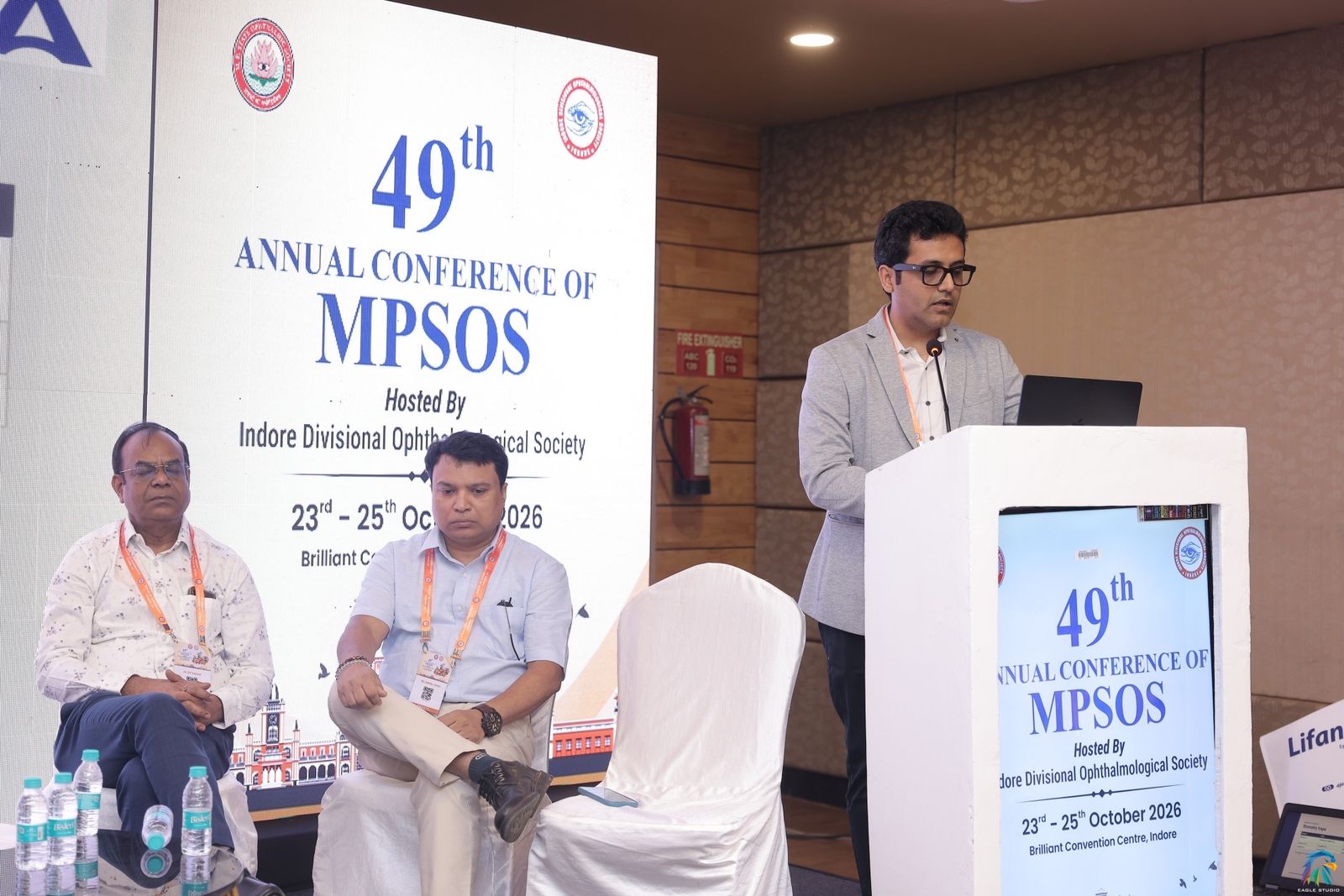 इंदौर में 49वीं एमपीएसओएस वार्षिक कॉन्फ़्रेंस में पोडियम पर प्रस्तुति देते डॉ. अभिराम ठक्कर